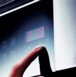  Firma SIEMENS přechází od knoflíků a tlačítek k senzorům nejen na varných deskách, ale i u pečicích trub jako například u typu HB 38555 za 44 490 Kč 