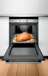 Model XXL - HEN 364650 za cca 31 000 Kč má neuvěřitelný objem 65 litrů. "Menší" 56litrový HBN 330550 stojí kolem 20 000 Kč (Bosch)