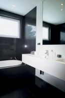 Menší koupelna u druhé ložnice je zařízena stejně jako velká: baterie Hansgrohe, obklady a dlažba od firmy Cravt