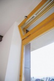 Všechna okna v domě jsou atypická. Skládají se z pevně zasklené velkoplošné spodní části a horní výklopné ventilačky. Pevné zasklení velkých ploch účinně zabraňuje únikům tepla