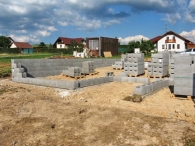 Zedníci neprve postavili ztracené bednění, které poté vyarmovali a vylili betonem