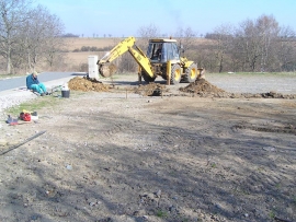 Na kopání základů si Iva pozvala na pozemek bagr