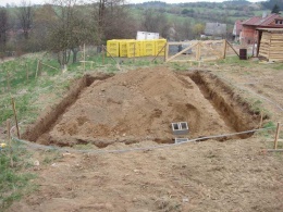 Pozemek je svažitý, převýšení dělá na šířku domu 1 metr