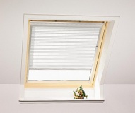 Lamelové žaluzie PAL pro střešní okna Velux umožňují regulovat intenzitu a směr přicházejícího světla. Ovládání pomocí spodní lišty a boční vodicí lišty zabraňuje prověšení lamel. Cena od 1 290 Kč podle velikosti okna (VEUX)