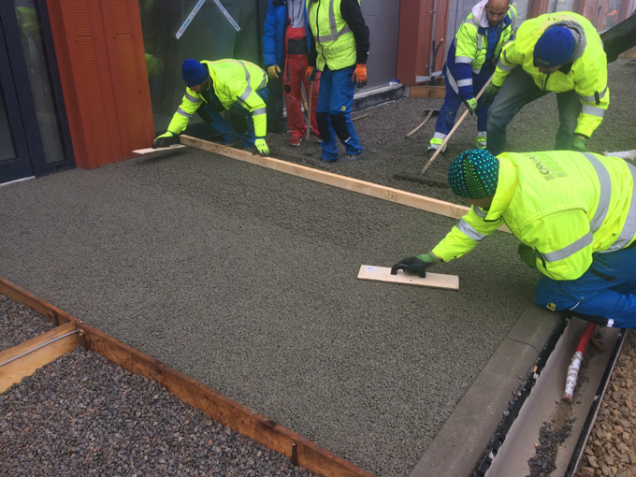 Ruční pokládka drenážního betonu ZAPA DROP (Zdroj: ZAPA beton, a. s.)