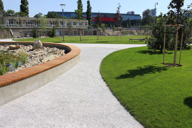 Cestička z drenážního betonu ZAPA DROP, městský park Jama v Bratislavě (Zdroj: ZAPA beton, a. s.)