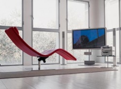 Polohovací křeslo Casanova (Cattelan Italia), 58 x 160 x 88/105 cm,  kůže, cena 64 747 Kč, stojan na televizi Zapping (Cattelan Italia), 102 x 32 x 107 cm, chrom, kombinace čirého a barevného skla, cena 41 161 Kč, ABITARE