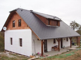 Viktor se sám pustil do zateplení celého domu polystyrenem