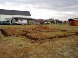 Na vykopání základových pasů si Ivča objednala bagristu. Během pár hodin bylo hotovo