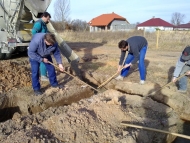Vykopané pasy se vyčistily a připravily na příjezd mixů s betonem