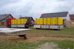 Kamion dovezl materiál na stavbu a mohlo se začít zdít