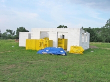 Přízemí už je hotové a čeká se na objednaný strop a schodiště