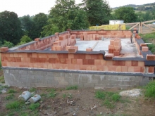 Cihly se začaly zakládat od nejvyššího bodu, kterým byl jeden roh domu