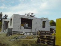 První problém nastal, když řidič vysypal stavební materiál, který se poničil
