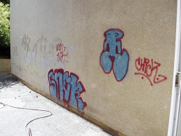 Chemické odstranění graffiti z břízolitové omítky. Na graffiti byl aplikován odtraňovač graffiti Batiment gel a následně byl povrch opláchnut tlakovou vodou. Cena za odstranění cca 390 Kč za metr čtvereční bez DPH (AXIOM REAL)