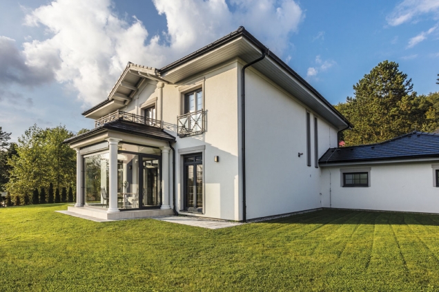 Architektura domu spojuje klasické principy a stavební prvky – symetrii, vyvážené proporce, sloupy, římsy, šambrány – s moderním designem, například velkoplošným zasklením. Díky němu se terasa proměnila v příjemnou zimní zahradu.