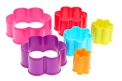 Sada šesti barevných květinových vykrajovátek, plast, vyrábí Kitchen Craft, www.zoot.cz