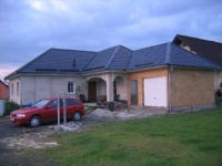 Na jaře 2006 dostavěli garáž