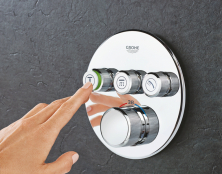 Podomítková nástěnná baterie GROHE SmartControl vystupuje ze stěny pouze 43 mm a vyniká jednoduchým a intuitivním ovládáním, k dostání je i v hranaté verzi (GROHE)