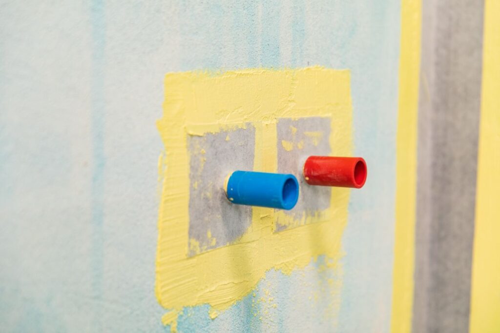 Veškeré prostupy skrze hydroizolační vrstvu musí být ošetřeny hydroizolační stěrkou Baumacol Proof, s vloženou Hydroizolační stěnovou těsnicí manžetou