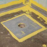 Také podlahové vpusti je nutné ošetřit stejným způsobem, vložením Hydroizolační podlahové těsnicí manžety do hydroizolační stěrky