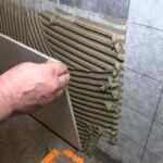 Dlažbu je nutné lepit pomocí rychletuhnoucího lepidla Baumacol FlexTop Speed, pomocí metody „Buttering-Floating“, tedy nanesením lepidla jak na podklad, tak na obkladový prvek