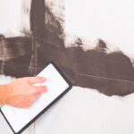 Spárování pomocí spárovací hmoty Baumacol PremiumFuge, zatlačenou diagonálně do spár pomocí gumové stěrky