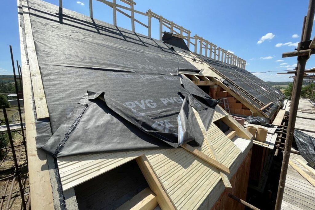 Ke všem stavebním konstrukcím je třeba parozábranu vzduchotěsně napojit (k tomu slouží kartušové lepidlo DELTA-THAN)