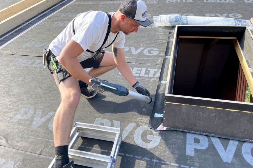 Po osazení rámu pro střešní okno na střechu je třeba zajistit vzduchotěsné propojení s parozábranou položenou na bednění (lepidlo DELTA-THAN)