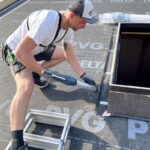 Po osazení rámu pro střešní okno na střechu je třeba zajistit vzduchotěsné propojení s parozábranou položenou na bednění (lepidlo DELTA-THAN)