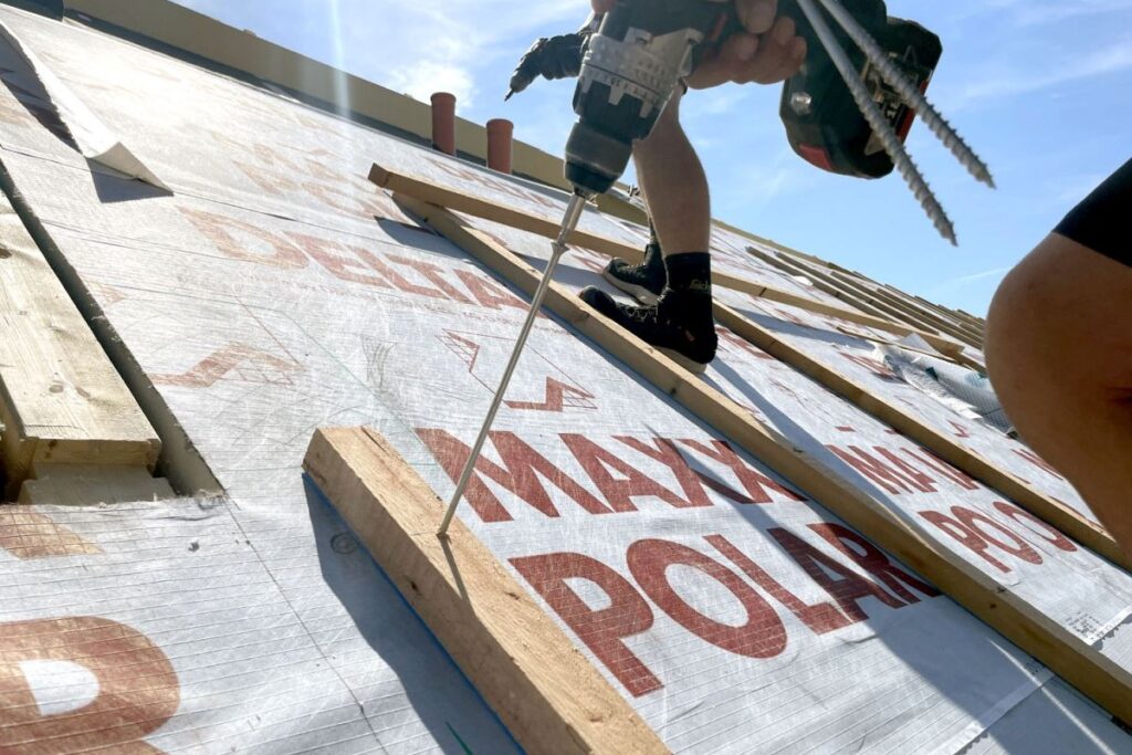 Nosný rošt pro krytinu se kotví systémovými kotevními vruty