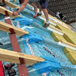 Přechod sanační parobrzdy DELTA-NOVAFLEXX ze šikmé střešní plochy na vodorovnou konstrukci stropu. Vzduchotěsnost detailu v místě přechodu je zajištěna pomocí pastovité hmoty DELTA-LIQUIXX