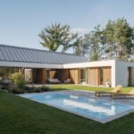 Rodinný dům v Nové Vsi, realizovaný v rámci programu e4 dům, získal prestižní titul Stavba roku 2025. Porota ocenila promyšlený architektonický návrh i precizní realizaci, na níž spolupracovalo studio LUNI architekti a stavební firma Saportan, s. r. o. Foto: Petr Polák