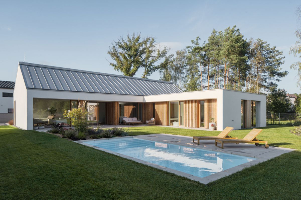 Rodinný dům v Nové Vsi, realizovaný v rámci programu e4 dům, získal prestižní titul Stavba roku 2025. Porota ocenila promyšlený architektonický návrh i precizní realizaci, na níž spolupracovalo studio LUNI architekti a stavební firma Saportan, s. r. o. Foto: Petr Polák