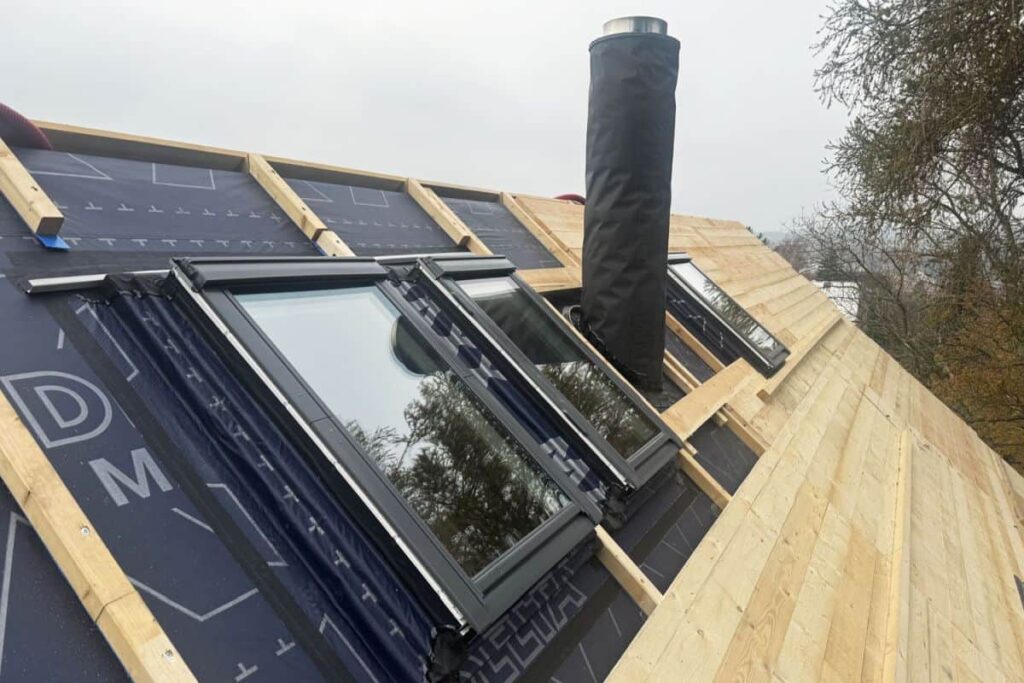 Při realizaci střechy hraje velmi důležitou roli těsnost fólií ve složitých detailech, jako je například napojení na rámy střešních oken nebo komín