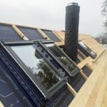 Při realizaci střechy hraje velmi důležitou roli těsnost fólií ve složitých detailech, jako je například napojení na rámy střešních oken nebo komín