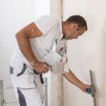 Po dalších cca 30 min. provést seříznutí gletovací špachtlí