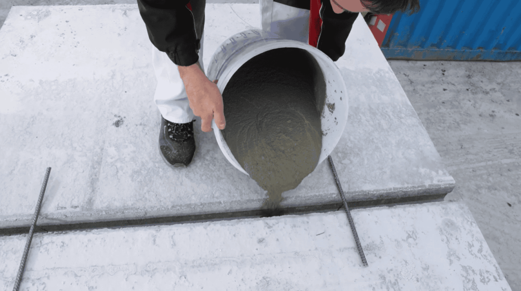 Baumit FillBeton je expanzivní betonová směs pro zalévání železobetonových konstrukcí, kotvení ocelových prvků, vyplňování dutin a zmonolitnění prefabrikovaných skeletů