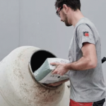 Baumit ALL IN Beton ulehčuje realizaci zpracováním celého obsahu pytle včetně jeho samorozpustitelného obalu, čímž dochází k obohacení betonové směsi o přírodní vyztužující celulózová vlákna