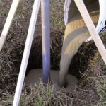 Baumit FixBeton – vylití směsi pro stabilní ukotvení sloupku