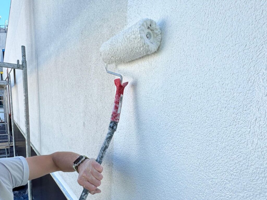 Aplikace fasádní barvy Baumit StarColor válečkem v ploše fasády
